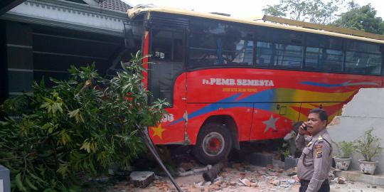 Bus Setia Negara masuk jurang di Lahat, Sumsel