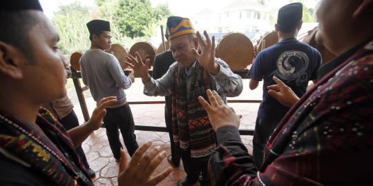 Pertunjukan Tor-tor di Kuala Lumpur dan ulos Malaysia