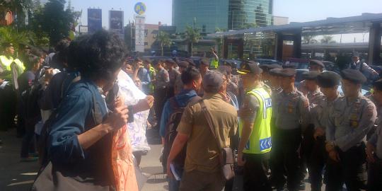Tolak kedatangan SBY, mahasiswa & polisi adu mulut