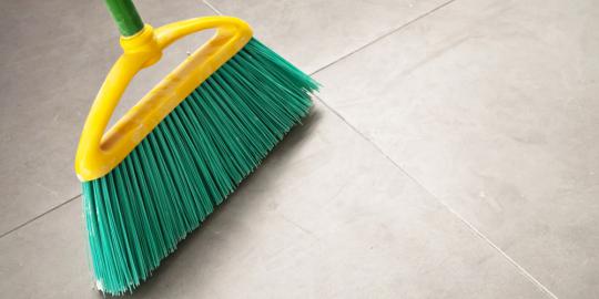 Meski sudah bekerja, wanita masih harus beres-beres rumah