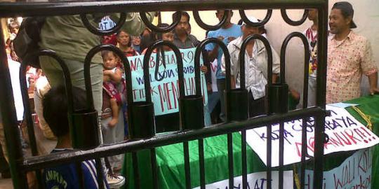 Belasan orang tua siswa segel sekolah di Surabaya