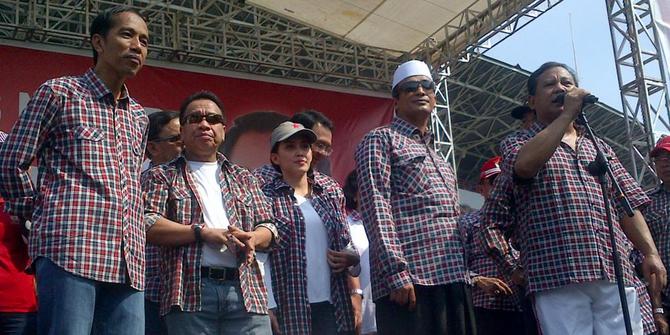 Dukung Jokowi-Ahok, Prabowo berikan salam metal