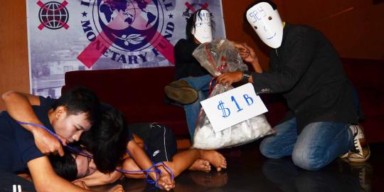 Aksi teatrikal tolak utang IMF