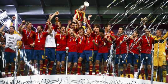 Ekspresi pemain Spanyol saat mengangkat tropi