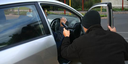 Mobil Avanza dirampas di Ciputat