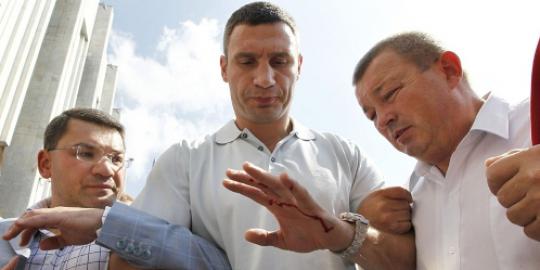 Ikut demo di Ukraina, mantan petinju Vitaly Klitschko terluka