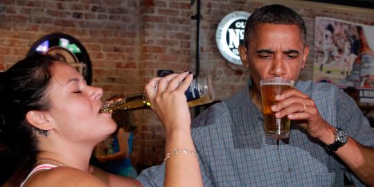 Usai kampanye, Obama minum bir 