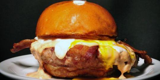 Burger ini seratus persen terbuat dari bacon