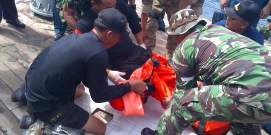 Pangkat dua anggota TNI AL yang gugur naik satu tingkat