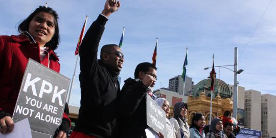 Aksi warga Indonesia di Australia saweran gedung KPK