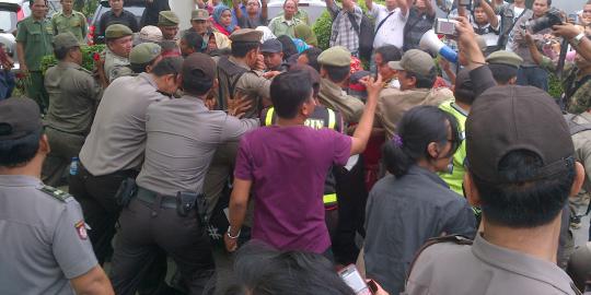 Demo petani ricuh saat Mendagri tiba di Medan