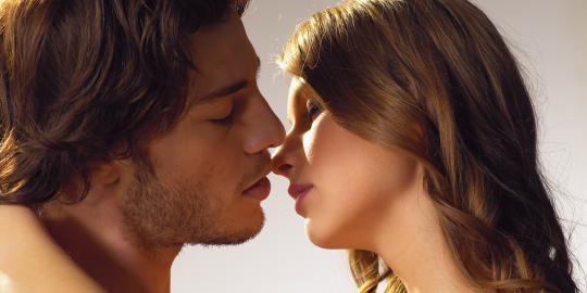 Sensasi French kiss bikin wanita mabuk kepayang