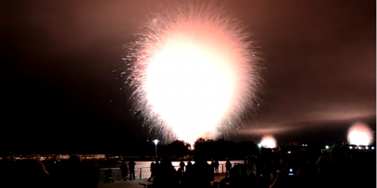 Video kembang api untuk 20 menit, nyelonong meledak 15 detik