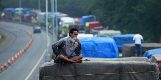 Antrean truk di Merak masih mengular 6 km