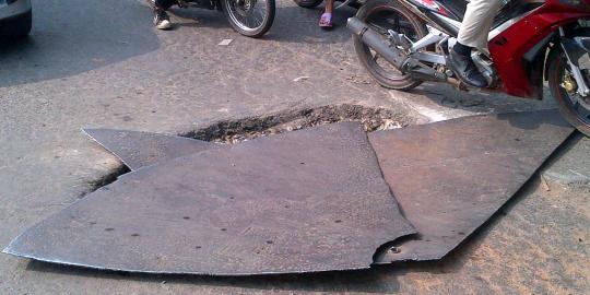Lubang besar menganga macetkan Jl Bintara Raya