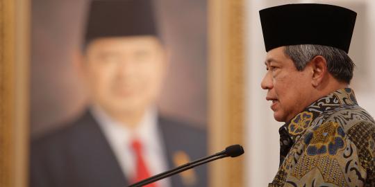 Sambut kedatangan SBY, Bibit Waluyo cium tangan