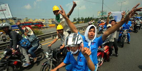 Dipadati bus demonstran, tol dalam kota macet total