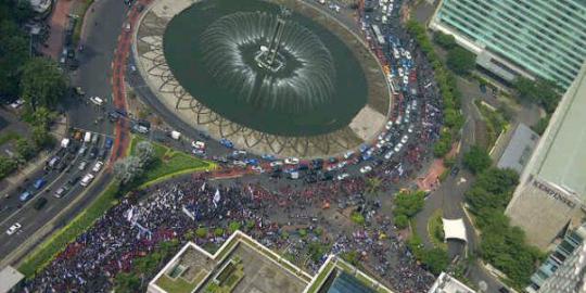 Ribuan buruh bergerak ke Istana, Jl Sudirman-Thamrin macet