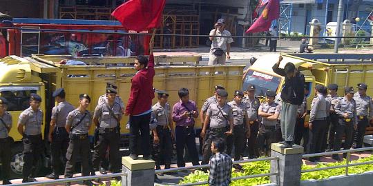 SBY lewat, demo mahasiswa diblokade 7 truk pasir