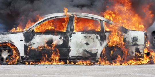 Mobil terbakar di depan Gedung DPR, lalin macet