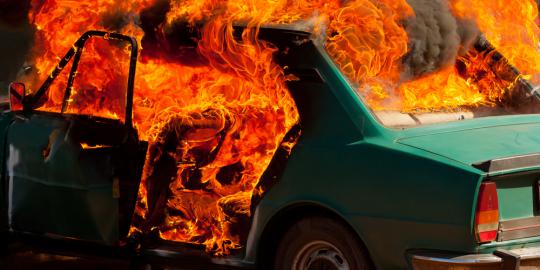 Xenia terbakar di depan Gedung DPR karena korsleting