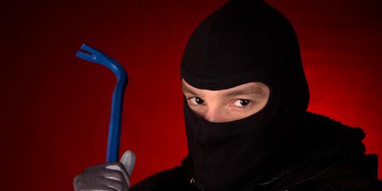 Pencuri gasak emas batangan di rumah kosong