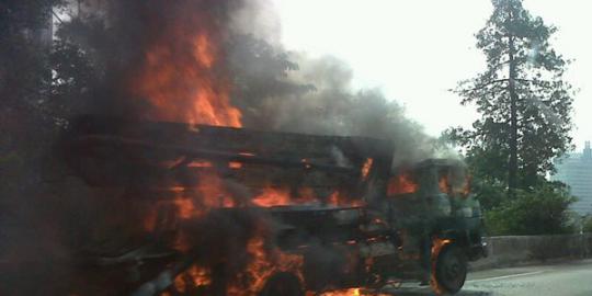 Truk terbakar di Tol Cikampek arah Jakarta