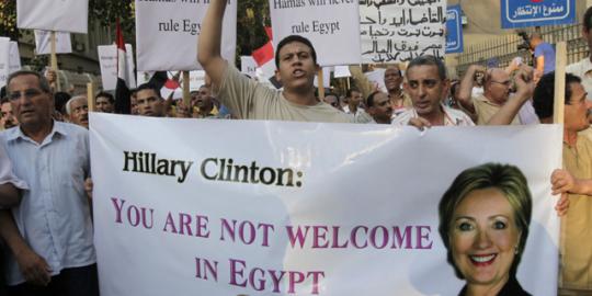 Mobil Hillary Clinton dilempari tomat dan sepatu