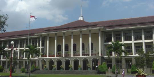 Perjokian satu keluarga dengan pelacuran