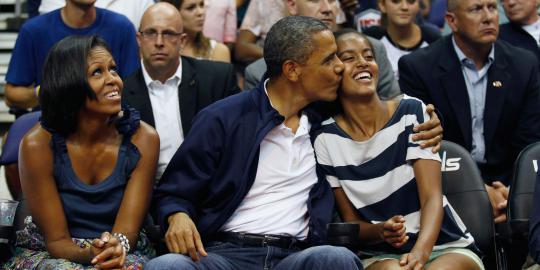 Obama ajak keluarga nonton basket