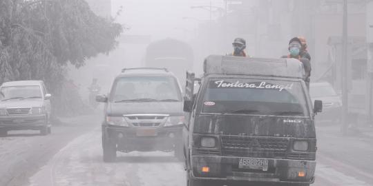 Alat pemantau Merapi hilang, warga bingung saat hujan abu