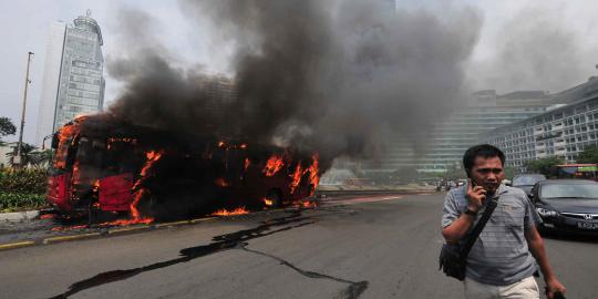 Bus Transjakarta terbakar di Rawamangun