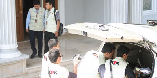 Penyidik KPK geledah ruang kerja Menpora