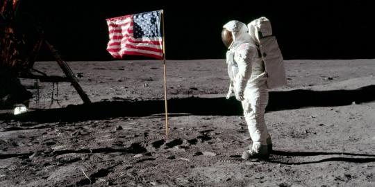 Apollo 11, datang ke bulan dengan damai demi umat manusia
