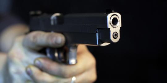 Pantat Rudi tertembus peluru nyasar polisi