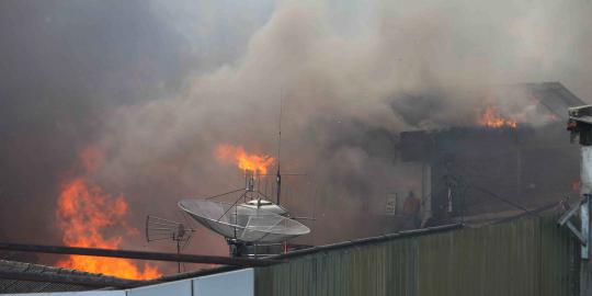 Selepas sahur, pemukiman padat di Pasar Minggu terbakar
