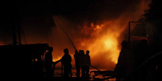 Api berkobar di Komplek Mekarsari Permai, Depok