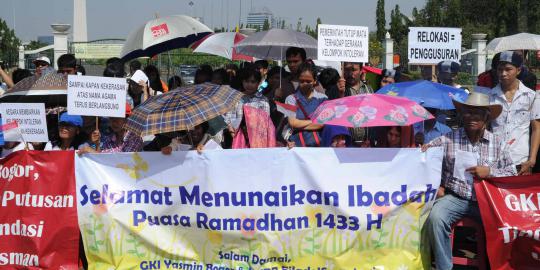 Jemaat HKBP dan GKI Yasmin ibadah di depan Istana Merdeka