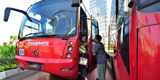 Bus Transjakarta mogok di Slipi, lalu lintas tersendat