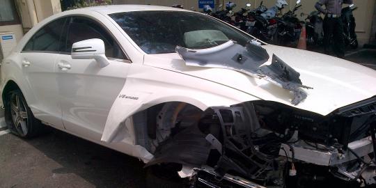 Bodi depan Mercy maut ringsek