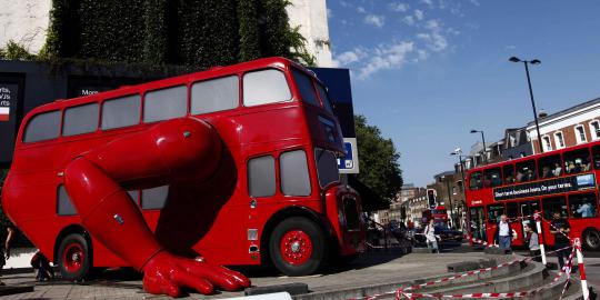 Bus wisata London disulap jadi patung robot