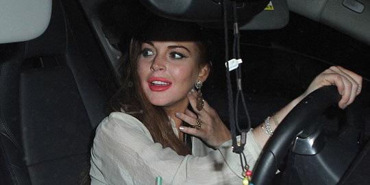 Pesta Lindsay Lohan pamer kaki memar  dan kotor merdeka com