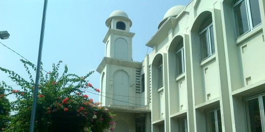 Kumandang azan zuhur dari masjid Ahmadiyah