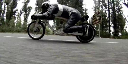 Gravity bike, video adu nyali turun gunung tanpa pedal