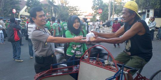 Bonek Mania bagi-bagi takjil bersama polisi Surabaya