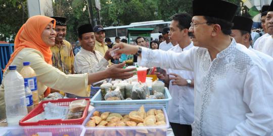 Foke berburu takjil di Kelapa Dua