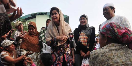 Tatiek Fauzi Bowo, kunjungi pasar Induk Kramat Jati