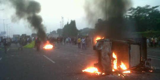 Mobil dibakar, Tol Jatibening arah Jakarta diblokir warga