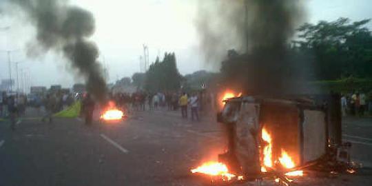 Mobil yang dibakar massa milik PT Jasa Marga