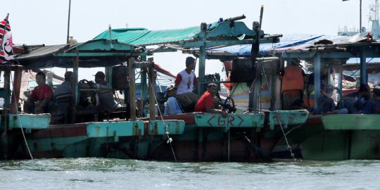 Kapal nelayan dan warga persulit evakuasi paus